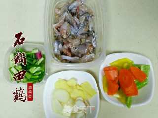 石锅田鸡的做法步骤：1