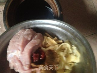花胶瘦肉沙参润肺汤的做法步骤：4
