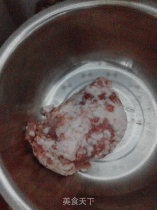 猪肉鱿鱼馅饺子的做法步骤：2