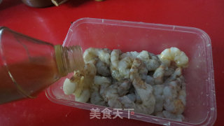 简单快手菜——清炒虾仁的做法步骤：2