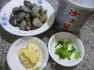 沙茶酱炒花蛤的做法步骤：1