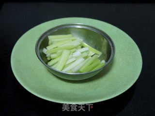 小炒洋芹腊味的做法步骤：3