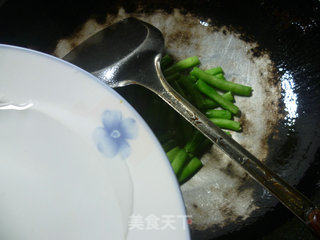 沙茶酱梅豆炒白菜芯的做法步骤：4