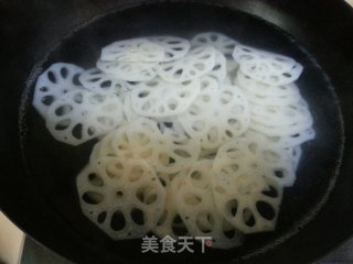 秋季应该多吃的食物【藕】~凉拌藕片的做法步骤：3