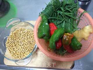 黄豆辣椒下饭菜的做法步骤：1