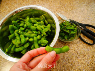 酒糟毛豆－再简单不过的下酒菜的做法步骤：1
