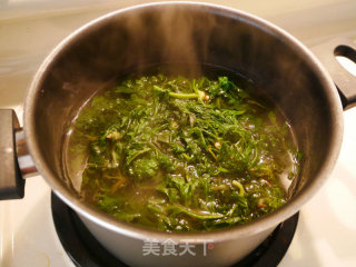 荠菜鲜肉香菇馄饨的做法步骤：2