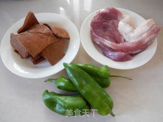 青椒香干炒肉丝的做法步骤：1