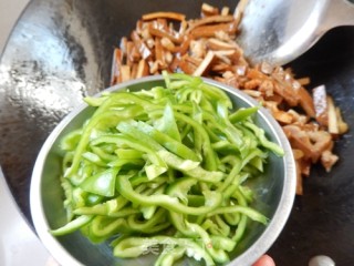青椒香干炒肉丝的做法步骤：10