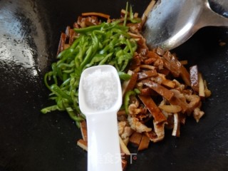 青椒香干炒肉丝的做法步骤：11