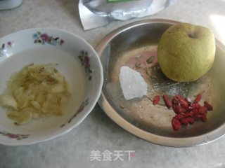 冰糖百合炖雪梨的做法步骤：1