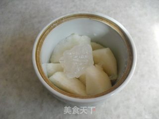 冰糖百合炖雪梨的做法步骤：2