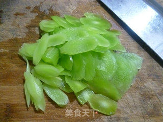 沙茶酱肉片炒莴笋的做法步骤：2