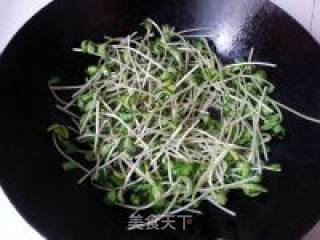 枸杞素炒黑豆苗的做法步骤：3