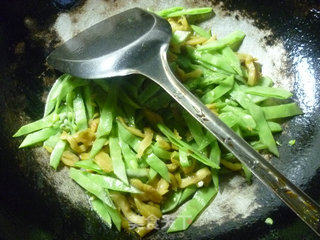 榨菜炒扁豆的做法步骤：6
