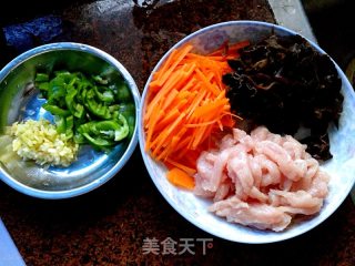 鱼香肉丝的做法步骤：1