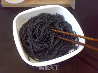 咖喱大虾墨汁面的做法步骤：7
