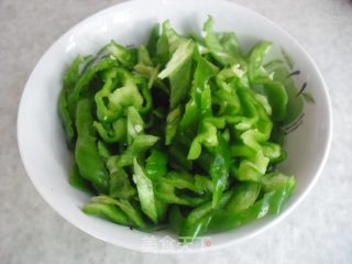青椒炒香干的做法步骤：1