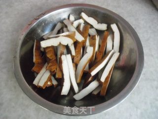 青椒炒香干的做法步骤：2