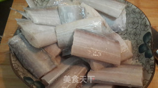 糖醋带鱼的做法步骤：1