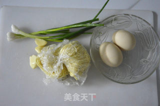 很久没去买菜了，家里就只留一部分鸡蛋，拿来煎炒一下，加上面条，美味又易做，何乐而不为的做法步骤：1
