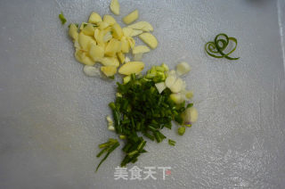 很久没去买菜了，家里就只留一部分鸡蛋，拿来煎炒一下，加上面条，美味又易做，何乐而不为的做法步骤：2