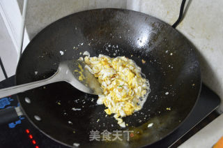 很久没去买菜了，家里就只留一部分鸡蛋，拿来煎炒一下，加上面条，美味又易做，何乐而不为的做法步骤：3