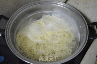 很久没去买菜了，家里就只留一部分鸡蛋，拿来煎炒一下，加上面条，美味又易做，何乐而不为的做法步骤：4