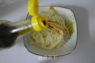 很久没去买菜了，家里就只留一部分鸡蛋，拿来煎炒一下，加上面条，美味又易做，何乐而不为的做法步骤：5