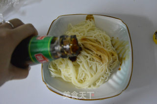 很久没去买菜了，家里就只留一部分鸡蛋，拿来煎炒一下，加上面条，美味又易做，何乐而不为的做法步骤：6