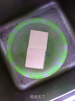 鱼香豆腐丁的做法步骤：1