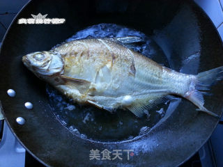 香菇炖鳊鱼的做法步骤：2