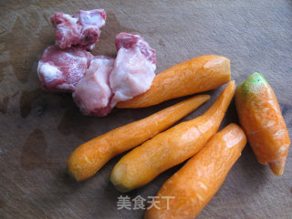 当季简易快手菜——胡萝卜炖排骨的做法步骤：1