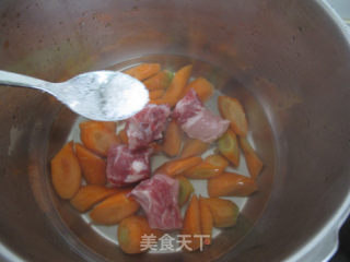 当季简易快手菜——胡萝卜炖排骨的做法步骤：3