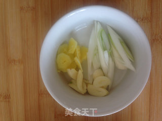 糖醋带鱼的做法步骤：2