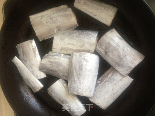 糖醋带鱼的做法步骤：5