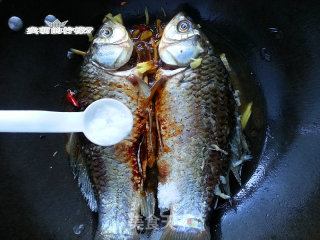 炖煮鲫鱼的做法步骤：8
