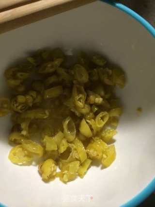 泡椒芹菜猪肉超级下饭&酸辣可口的做法步骤：1