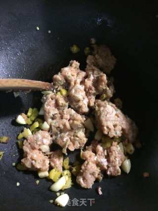 泡椒芹菜猪肉超级下饭&酸辣可口的做法步骤：3