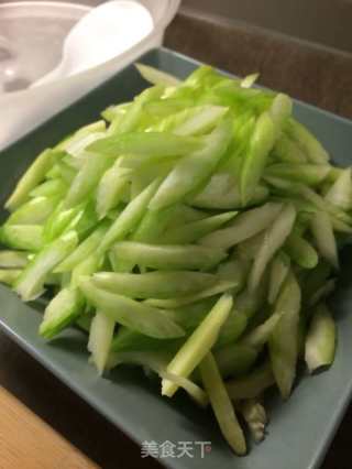 泡椒芹菜猪肉超级下饭&酸辣可口的做法步骤：4