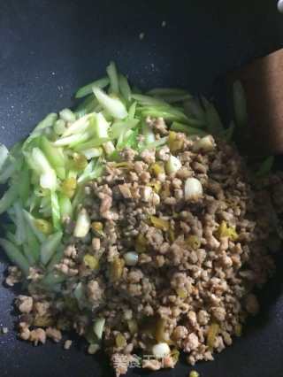 泡椒芹菜猪肉超级下饭&酸辣可口的做法步骤：6