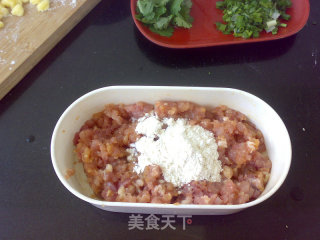 沙姜肉酱薄底披萨的做法步骤：4