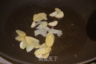 蒜香红烧黑鱼块的做法步骤：2