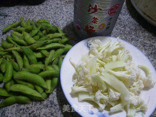 沙茶酱毛豆炒花菜的做法步骤：1