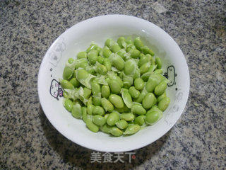沙茶酱毛豆炒花菜的做法步骤：2