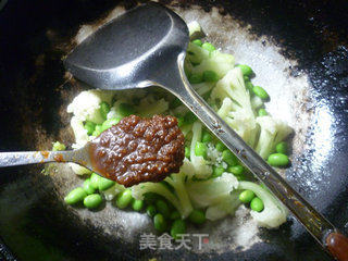 沙茶酱毛豆炒花菜的做法步骤：7