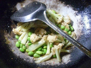 沙茶酱毛豆炒花菜的做法步骤：9