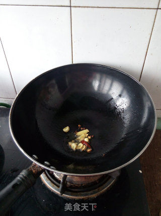 尖椒炒肥肠的做法步骤：2