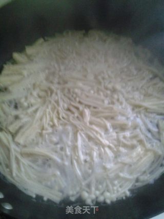 翡翠配白玉（凉拌菠菜金针菇）的做法步骤：1