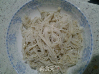 翡翠配白玉（凉拌菠菜金针菇）的做法步骤：2